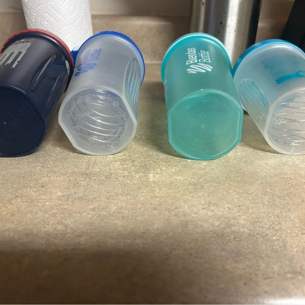 4 Blender Bottles with 3 Blender Balls EUC - Picture 6 of 6